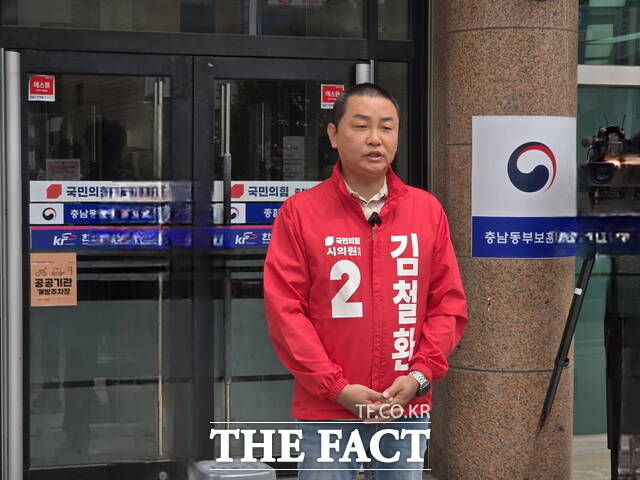 김철환 국민의힘 천안시의원이 27일 충남 천안시 원성1길 국민의힘 충남도당사 앞에서 삭발식을 단행한 뒤 기자들의 질문에 답하고 있다. /정효기 기자