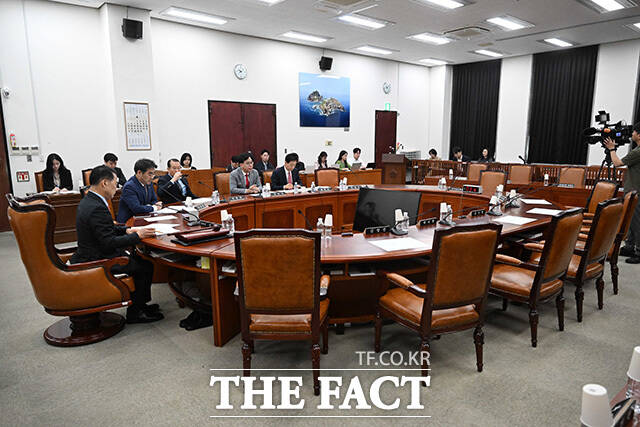 '야당 주도로 열린 정보위 전체회의' 비어있는 이종석 국가정보원장의 자리. /국회사진기자단