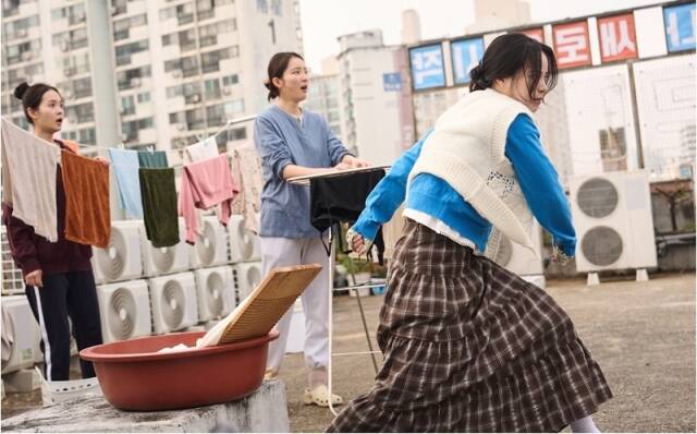 빌런을 퇴치하는 임지연의 모습이 담긴 '멋진 신세계' 스틸이 공개됐다. /SBS