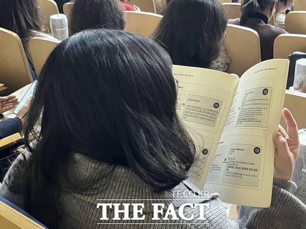 지난 9일 대전교육과학연구원에서 2026학년도 상반기 급식 담당자 역량 강화 연수가 실시된 가운데 한 영양교사가 연수 자료를 들여다보고 있다. /정예준 기자