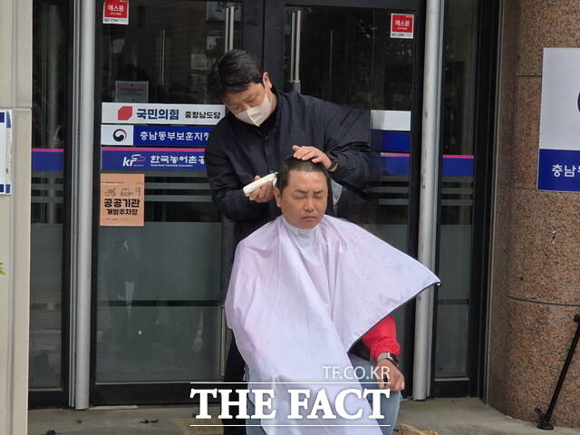 김철환 국민의힘 천안시의원이 27일 천안시 원성1길 국민의힘 충남도당사 앞에서 공정한 공천을 촉구하며 삭발 기자회견을 하고 있다. /정효기 기자