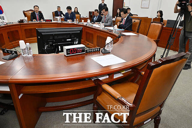 '야당 주도로 열린 정보위 전체회의' 비어있는 이종석 국가정보원장의 자리. /국회사진기자단