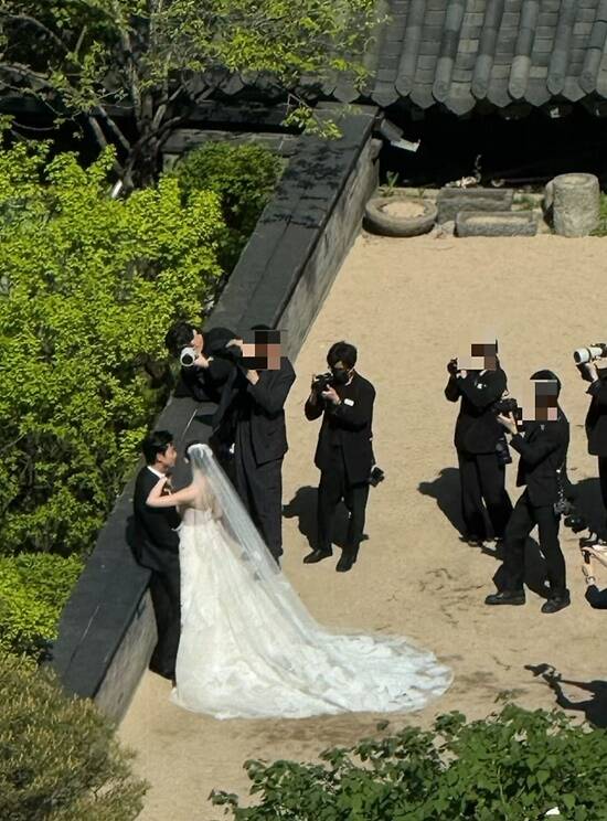 연예인 결혼식, 데이트, 가족 사진까지 ‘몰래 촬영→ SNS 확산’이라는 패턴은 이미 여러 차례 반복돼 왔다. 그룹 2PM 멤버이자 배우 옥택연의 비공개 결혼식 장면. /중국 SNS 샤오홍슈