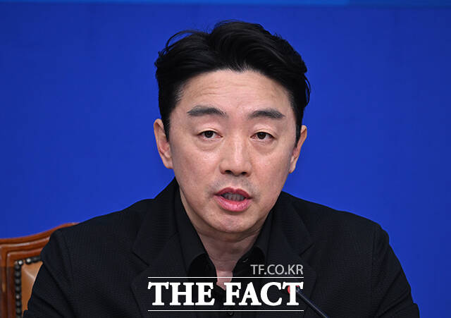 강훈식 대통령 비서실장은 27일 중동전쟁과 관련해 주사기·주유소 등의 매점매석 행위에 최대 수준의 행정 제재로 강력히 대응하겠다고 밝혔다. 강 실장이 3월 22일 오후 서울 여의도 국회에서 열린 제7차 고위당정협의회에서 모두발언을 하고 있다. /국회=박헌우 기자