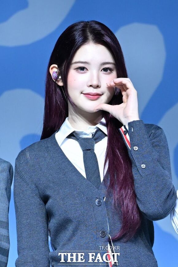 그룹 하츠투하츠의 에이나가 '쇼! 음악중심' MC 마이크를 내려놓는다. /서예원 기자