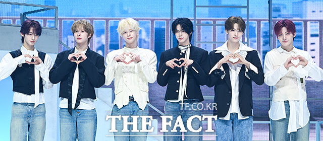 그룹 투어스(TWS)의 한진과 경민, 신유, 도훈, 영재, 지훈(왼쪽부터)이 27일 오후 서울 광진구 예스24 라이브홀에서 열린 미니 5집 ‘NO TRAGEDY(노 트래저디)’ 미디어 쇼케이스에 참석해 포즈를 취하고 있다. /서예원 기자