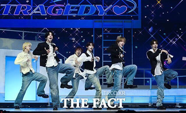그룹 투어스(TWS)가 27일 오후 서울 광진구 예스24 라이브홀에서 열린 미니 5집 ‘NO TRAGEDY(노 트래저디)’ 미디어 쇼케이스에 참석해 타이틀곡 ‘널 따라가(You, You)’ 무대를 선보이고 있다. /서예원 기자