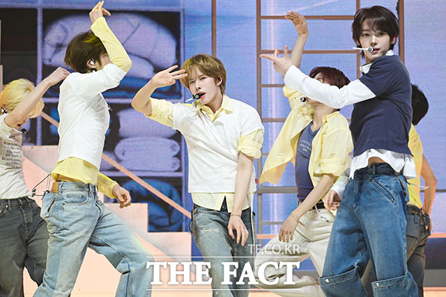 그룹 투어스(TWS)가 27일 오후 서울 광진구 예스24 라이브홀에서 열린 미니 5집 ‘NO TRAGEDY(노 트래저디)’ 미디어 쇼케이스에 참석해 수록곡 ‘너의 모든 가능성이 되어 줄게’ 무대를 선보이고 있다. /서예원 기자