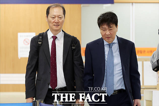 박성재 전 법무부 장관(왼쪽)과 이완규 전 법제처장이 27일 오전 서울 서초구 서울중앙지방법원에서 열린 내란가담 및 김건희 수사무마 1심 속행 공판에 출석하고 있다. /배정한 기자