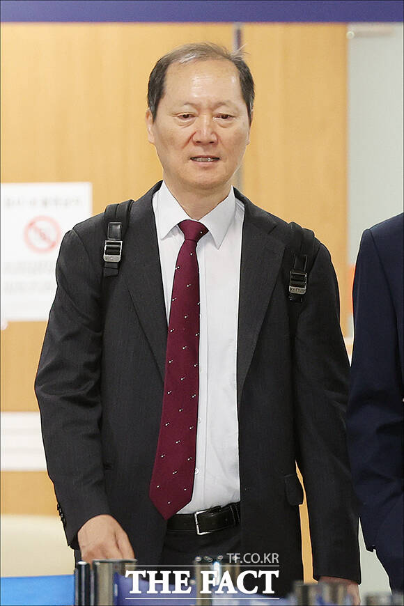 박성재 전 법무부 장관(왼쪽)과 이완규 전 법제처장이 27일 오전 서울 서초구 서울중앙지방법원에서 열린 내란가담 및 김건희 수사무마 1심 속행 공판에 출석하고 있다. /배정한 기자