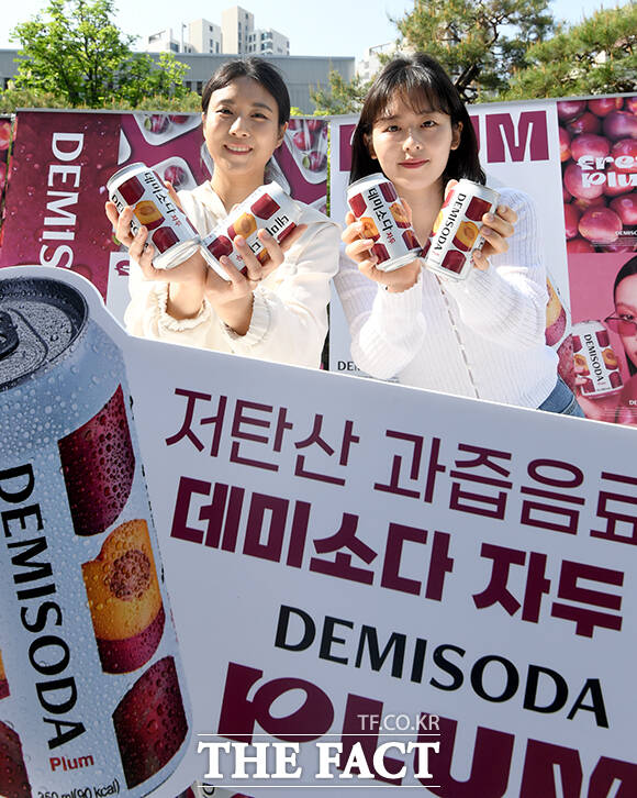 동아오츠카가 신제품 '데미소다 자두' 출시를 앞둔 가운데 27일 오전 서울 동대문구 동아오츠카 서울사무소에서 모델들이 제품을 선보이고 있다. /박상민 기자