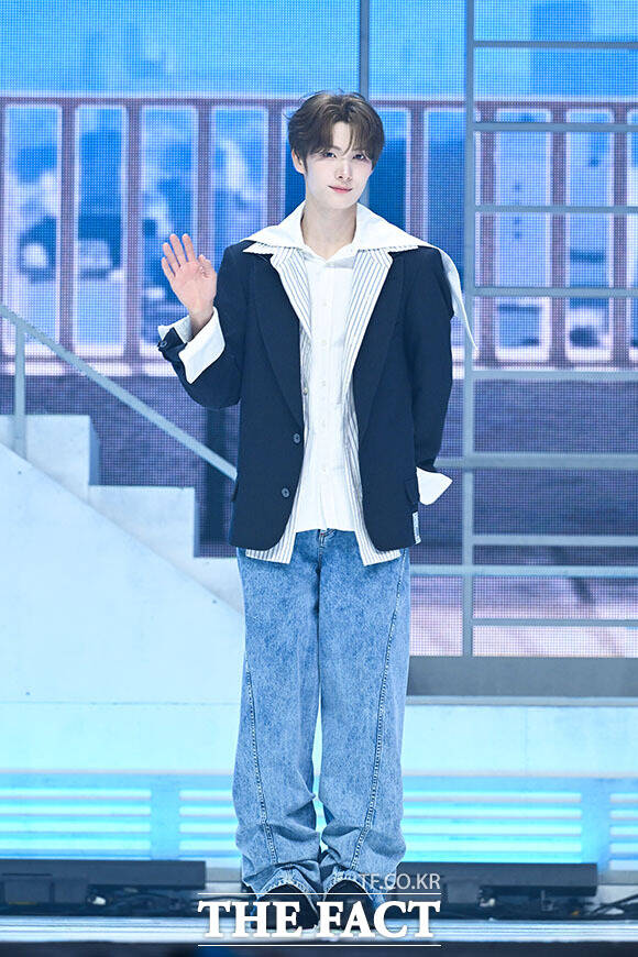 그룹 투어스(TWS)의 한진과 경민, 신유, 도훈, 영재, 지훈(왼쪽부터)이 27일 오후 서울 광진구 예스24 라이브홀에서 열린 미니 5집 ‘NO TRAGEDY(노 트래저디)’ 미디어 쇼케이스에 참석해 포즈를 취하고 있다. /서예원 기자