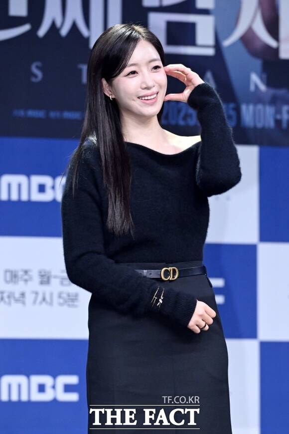 배우 함은정이 현 소속사인 마스크스튜디오와 재계약을 체결했다. 사진은 지난해 12월 함은정이 MBC 일일드라마 '첫번째 남자' 제작발표회에 참석해 포즈를 취하고 있는 모습. /서예원 기자