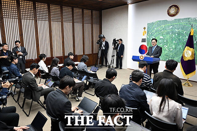 우 의장이 책임론을 전면에 내세운 배경에는 대규모 예산 낭비 우려가 깔려 있다는 분석이 나온다. 사진은 우원식 국회의장이 27일 오전 서울 여의도 국회에서 개헌 관련 기자회견을 열고 입장을 밝히는 모습. /남용희 기자