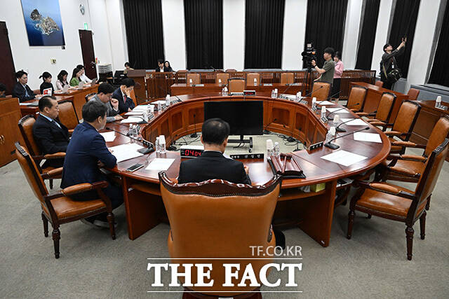 '야당 주도로 열린 정보위 전체회의' 비어있는 이종석 국가정보원장의 자리. /국회사진기자단