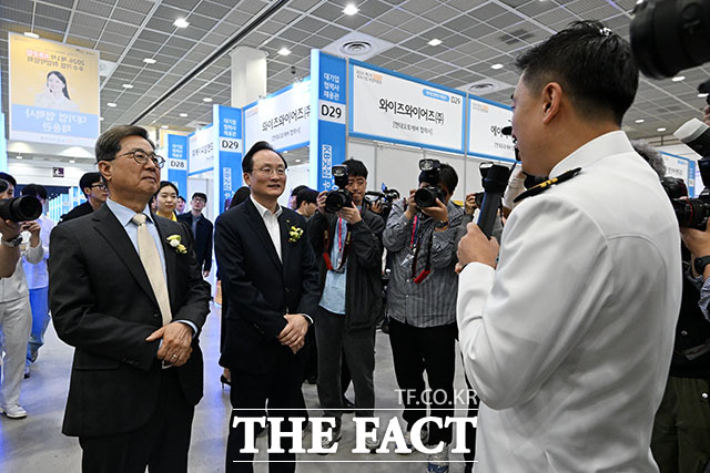 이달곤 동반성장위원회 위원장(왼쪽)과 이환주 KB국민은행장이 27일 오전 서울 강남구 삼성동 코엑스에서 열린 ‘2026 1차 KB굿잡 우수기업 취업박람회’에서 군 간부 채용관을 둘러보고 있다. /서예원 기자