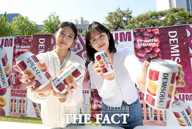 동아오츠카가 신제품 '데미소다 자두' 출시를 앞둔 가운데 27일 오전 서울 동대문구 동아오츠카 서울사무소에서 모델들이 제품을 선보이고 있다. /박상민 기자