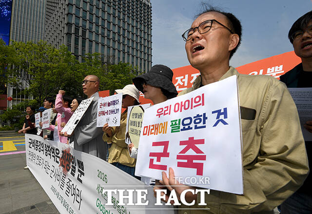 2026 세계군축행동의 날 한국 시민사회 공동기자회견 군비증강의 종착역은 전쟁일 뿐 전쟁의 연료가 되는 군시바를 줄여라!가 27일 오전 서울 종로구 광화문광장에서 열린 가운데 참가자들이 구호를 외치고 있다. /박상민 기자