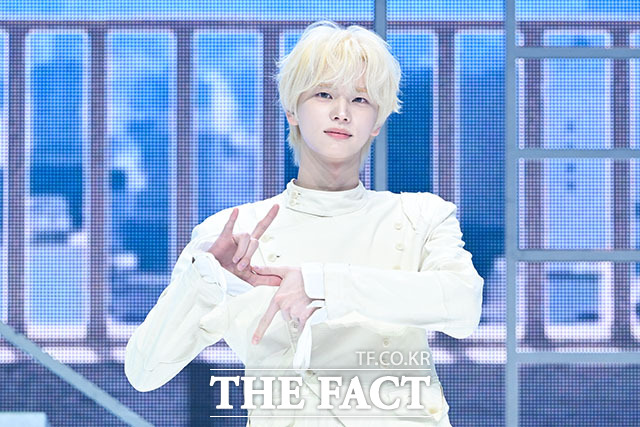 그룹 투어스(TWS)의 신유가 27일 오후 서울 광진구 예스24 라이브홀에서 열린 미니 5집 ‘NO TRAGEDY(노 트래저디)’ 미디어 쇼케이스에 참석해 수록곡 ‘너의 모든 가능성이 되어 줄게’ 무대를 선보이고 있다. /서예원 기자