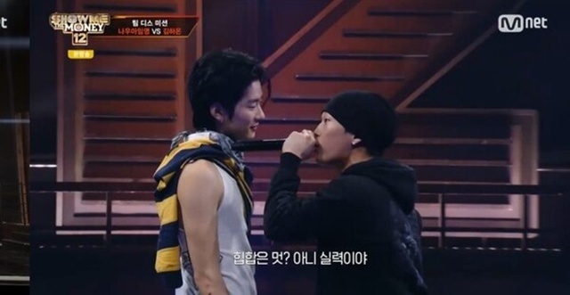 '쇼미더머니12'에서 김하온(오른쪽)이 '디스전'에서 나우아임영에게 