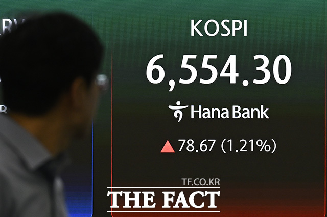 딜러가 모니터 화면을 바라보고 있다.