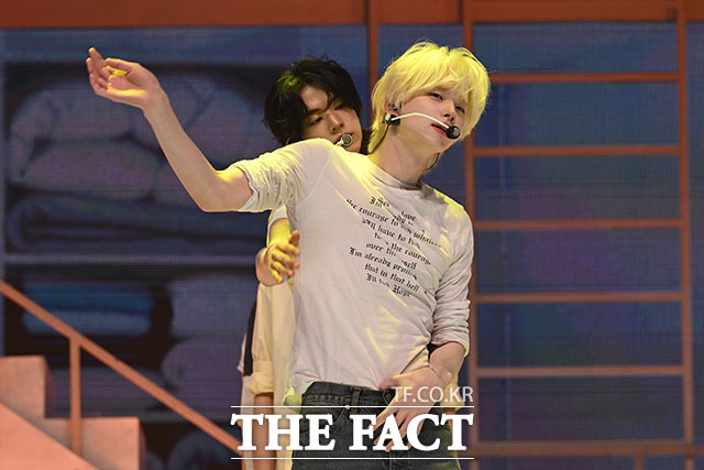 그룹 투어스(TWS)가 27일 오후 서울 광진구 예스24 라이브홀에서 열린 미니 5집 ‘NO TRAGEDY(노 트래저디)’ 미디어 쇼케이스에 참석해 수록곡 ‘너의 모든 가능성이 되어 줄게’ 무대를 선보이고 있다. /서예원 기자