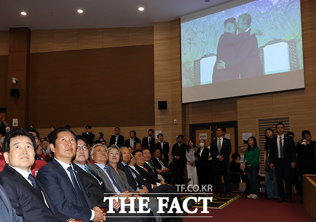 판문점 선언 당시 영상 시청하는 정동영 통일부 장관과 정청래 더불어민주당 대표, 우원식 국회의장, 문재인 전 대통령(왼쪽부터) 및 참석자들.