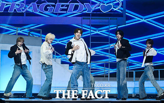 그룹 투어스(TWS)가 27일 오후 서울 광진구 예스24 라이브홀에서 열린 미니 5집 ‘NO TRAGEDY(노 트래저디)’ 미디어 쇼케이스에 참석해 타이틀곡 ‘널 따라가(You, You)’ 무대를 선보이고 있다. /서예원 기자