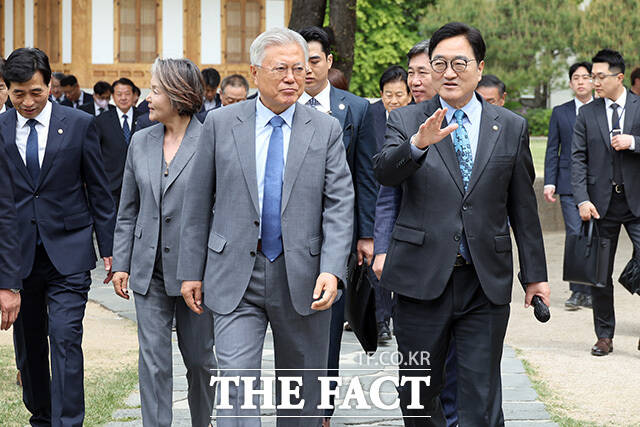 우원식 의장(왼쪽)에게 계엄군이 진입한 국회 의사당의 깨진 창문에 대한 설명 듣는 문 전 대통령.