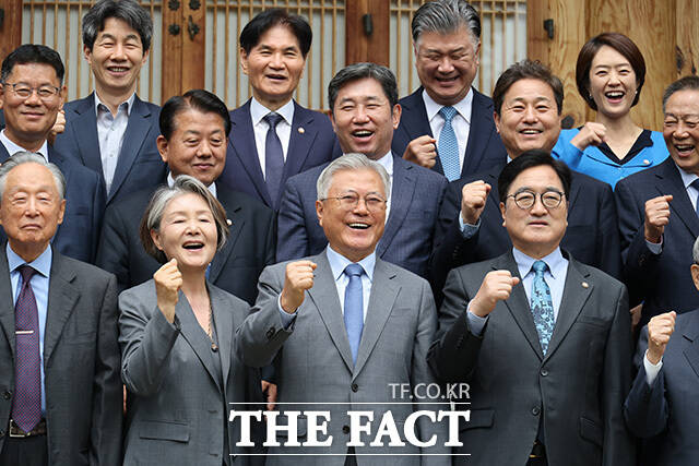 우원식 의장(왼쪽)에게 계엄군이 진입한 국회 의사당의 깨진 창문에 대한 설명 듣는 문 전 대통령.