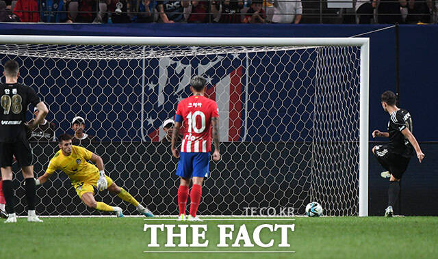 2023년 팀 K리그와 아틀레티코 마드리드(AT마드리드)의 친선경기가 27일 오후 서울 마포구 서울월드컵경기장에서 열린 가운데 팔로세비치(오른쪽)가 페널티킥을 차고 있다./더팩트 DB