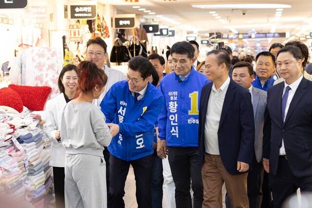 정원오 더불어민주당 서울시장 예비후보가 27일 오전 서울고속버스터미널 지하상가를 방문해 상인 및 시민들과 만나 현장 목소리를 들었다. /정원오 캠프