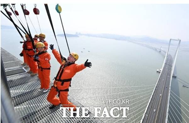 유정복 인천시장(오른쪽 첫 번째)이 25일 청라하늘대교에서 관계자들과 개장을 앞둔 관광시설을 점검하고 있다. /인천시