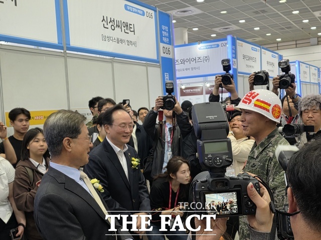 이환주 KB국민은행장이 해병대 홍보대사로 활동하고 있는 유튜버 무적권과 인사를 나누고 있다. /코엑스=이선영 기자