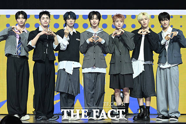 그룹 넥스지(NEXZ)의 유우, 하루, 소 건, 토모야, 유키, 휴이, 세이타(왼쪽부터)가 27일 오후 서울 용산구 블루스퀘어 우리WON뱅킹홀에서 열린 싱글 2집 '음츠크'(Mmchk) 발매 기념 쇼케이스에서 포즈를 취하고 있다. /김성렬 기자