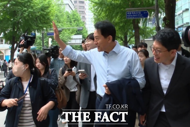 6.3 지방선거 서울시장 예비후보자 등록을 마친 오세훈 국민의힘 후보가 27일 오후 출마 기자회견을 위해 서울 종로구 보신각으로 이동하며 시민들과 인사하고 있다. /종로구=김민지 기자