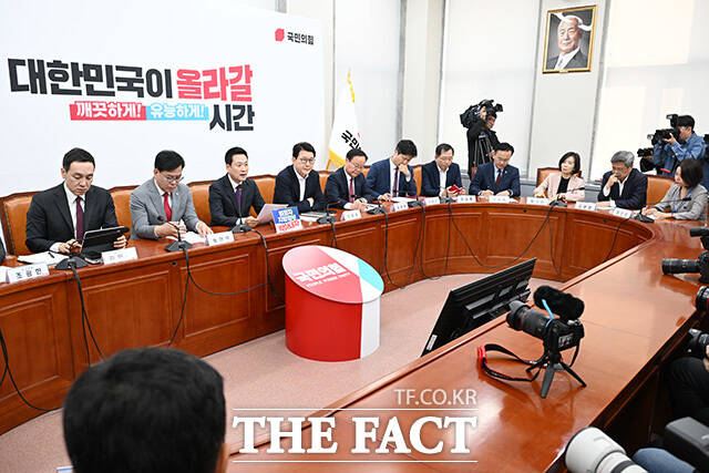 최고위원회의에서 모두발언하는 장 대표.