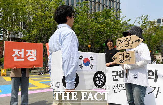 참가자들이 전쟁과 평화의 갈림길에 선 한국을 표현하는 퍼포먼스를 진행하고 있다.