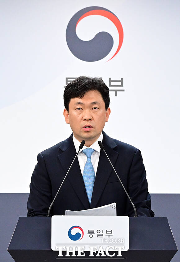 윤민호 통일부 대변인이 27일 오전 서울 종로구 정부서울청사에서 현안 관련 정례브리핑을 하고 있다. /임영무 기자