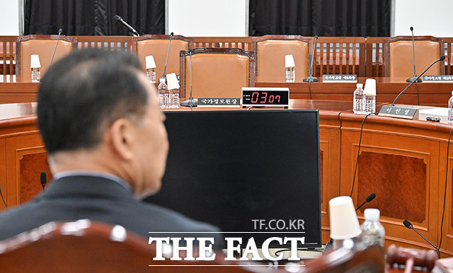 '야당 주도로 열린 정보위 전체회의' 비어있는 이종석 국가정보원장의 자리. /국회사진기자단