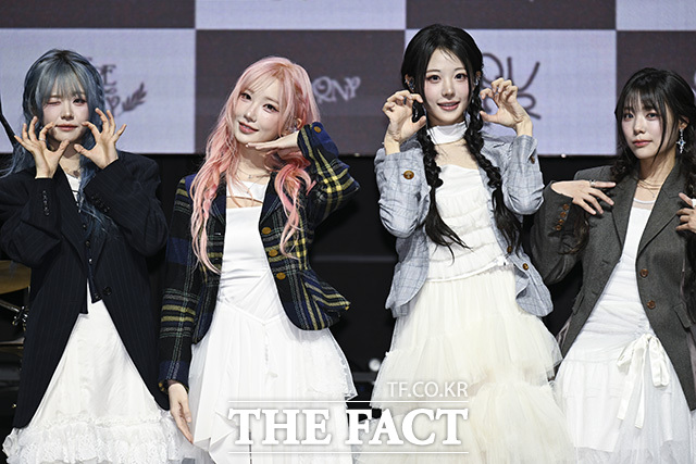 밴드 QWER의 쵸단 마젠타 히나 시연(왼쪽부터)이 27일 오전 서울 서대문구 예스24 원더로크홀에서 진행된 네 번째 미니앨범 'CEREMONY(세리머니)' 발매 기념 쇼케이스에 참석해 다양한 이야기를 나눴다. /송호영 기자