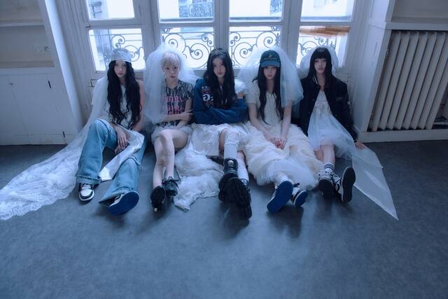 그룹 아일릿의 윤아 모카 민주 원희 이로하는 네 번째 미니앨범 'MAMIHLAPINATAPAI'에서 타이틀곡 'It's Me'와 수록곡 'GRWM (Get Ready With Me)'로 하드 테크노와 드럼앤베이스를 예고했다./빌리프랩