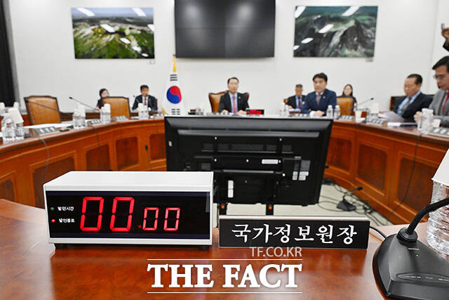 '야당 주도로 열린 정보위 전체회의' 비어있는 이종석 국가정보원장의 자리. /국회사진기자단