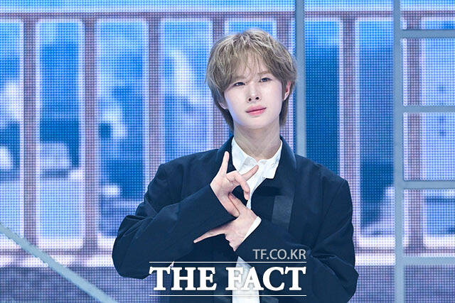 그룹 투어스(TWS)의 한진과 경민, 신유, 도훈, 영재, 지훈(왼쪽부터)이 27일 오후 서울 광진구 예스24 라이브홀에서 열린 미니 5집 ‘NO TRAGEDY(노 트래저디)’ 미디어 쇼케이스에 참석해 포즈를 취하고 있다. /서예원 기자