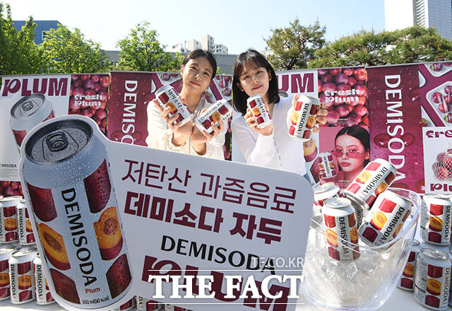 동아오츠카가 신제품 '데미소다 자두' 출시를 앞둔 가운데 27일 오전 서울 동대문구 동아오츠카 서울사무소에서 모델들이 제품을 선보이고 있다. /박상민 기자