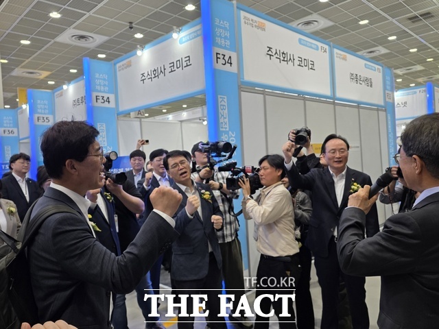 27일 서울 강남구 코엑스 '2026 제1차 KB굿잡 우수기업 취업박람회' 개막식에 참석한 이환주 국민은행장(맨 오른쪽)이 기념사진 촬영과 테이프 커팅식이 끝난 뒤 박람회장 투어를 통해 참가기업을 격려하고 있다. /코엑스=이선영 기자