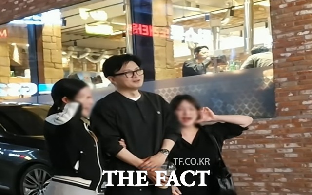 한동훈 전 국민의힘 대표가 부산 북구 덕천 젊음의 거리에서 만난 청년들과 기념 사진을 찍고 있다. /한동훈 유튜브 채널