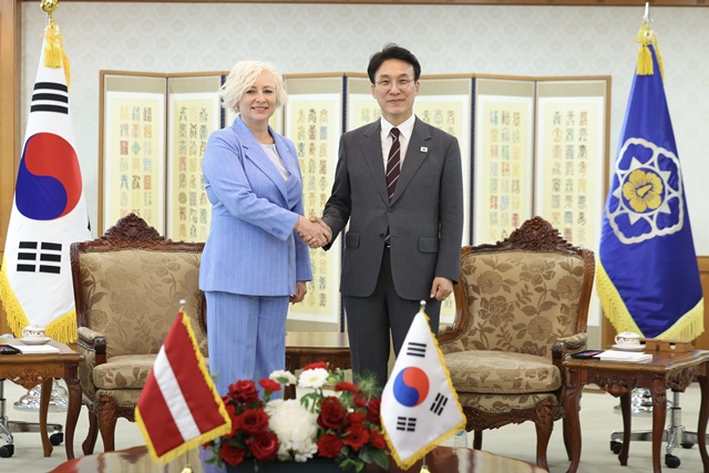 김민석 국무총리(오른쪽)는 27일 정부서울청사에서 다이가 미에리냐 라트비아 국회의장과 면담하고, 양국 간 협력 확대 방안에 대해 논의했다. 사진은 김 총리와 미에리냐 의장이 악수하는 모습. /총리실