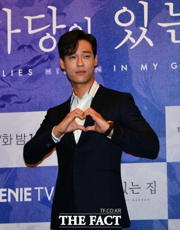 뮤지컬 배우 최재림이 '유미의 세포들'에서 109 세포 역을 맡는다. 사진은 2023년 진행된 지니TV 오리지널 드라마 '마당이 있는 집' 제작발표회에 참석해 포즈를 취하고 있는 모습. /더팩트 DB