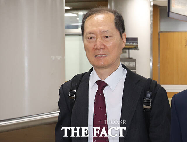 박성재 전 법무부 장관(왼쪽)과 이완규 전 법제처장이 27일 오전 서울 서초구 서울중앙지방법원에서 열린 내란가담 및 김건희 수사무마 1심 속행 공판에 출석하고 있다. /배정한 기자